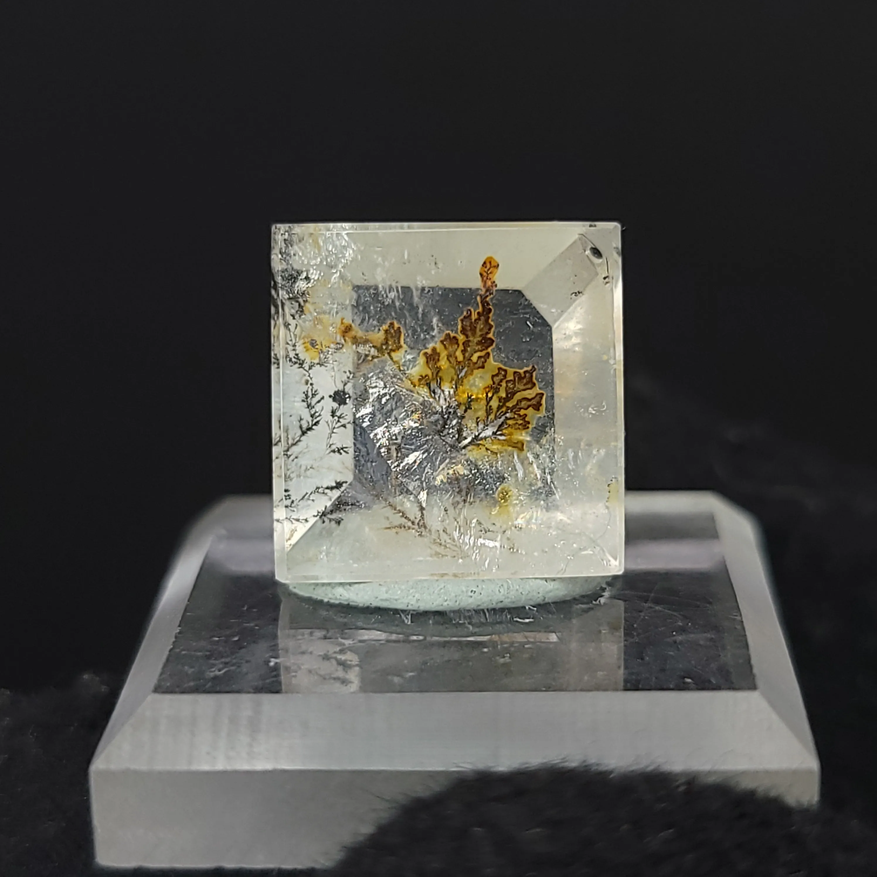Dendritic Quartz. Square Facet,